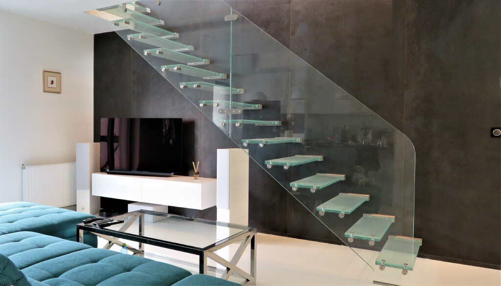 szklane schody wystające ze ściany.